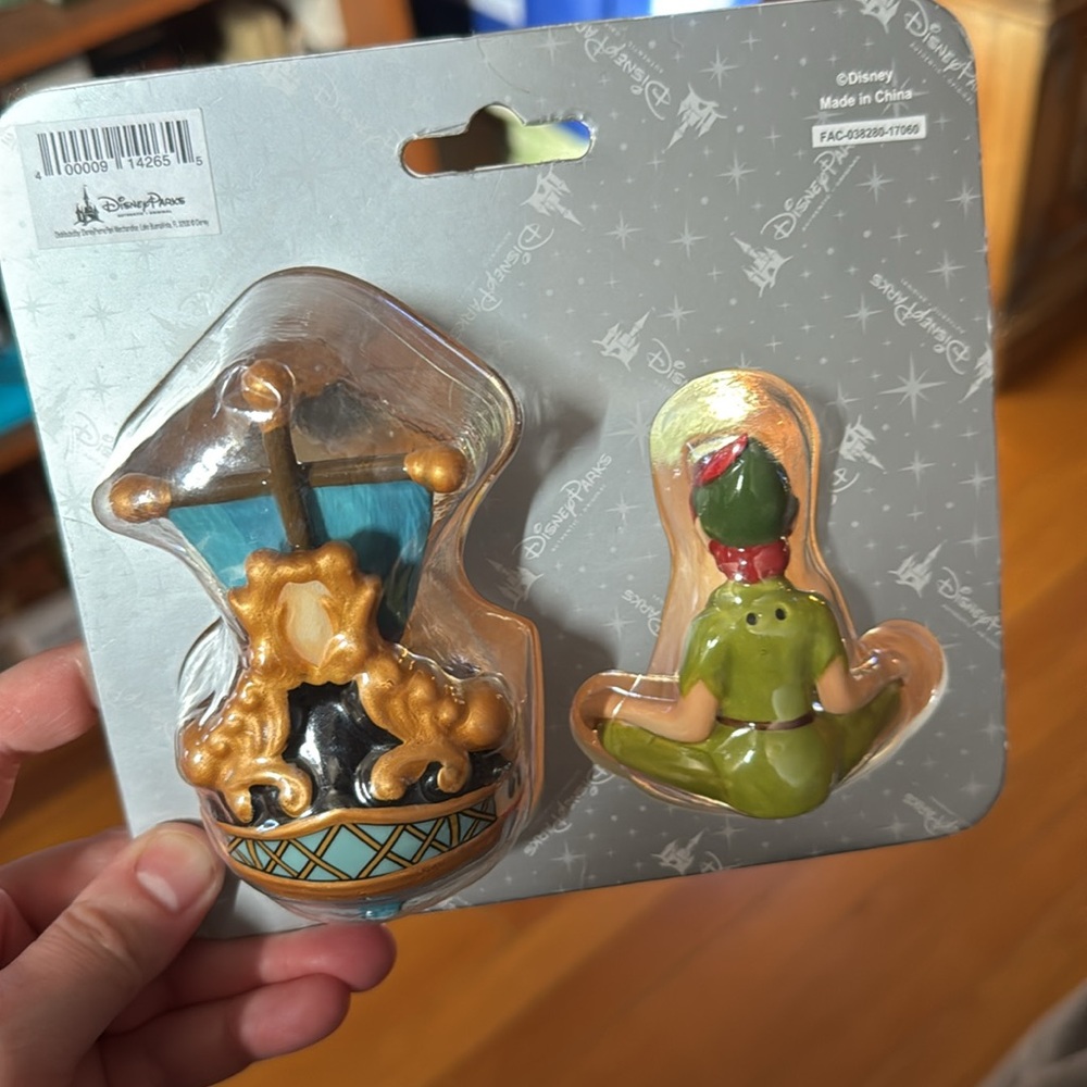 ✨ Disney Peter Pan Salt and Pepper Shakers - Picture 3 of 5
